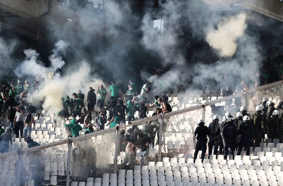 Βίντεο-ντοκουμέντο από την εγκληματική ρίψη δακρυγόνων των αστυνομικών στους οπαδούς του Παναθηναϊκού (Vid)